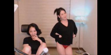 Hot Korean webcam girl dancing